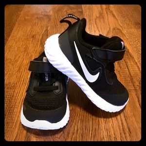 Like new black toddler Nikes